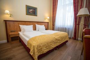 Postel nebo postele na pokoji v ubytování Pension Opera Suites I Self Check In