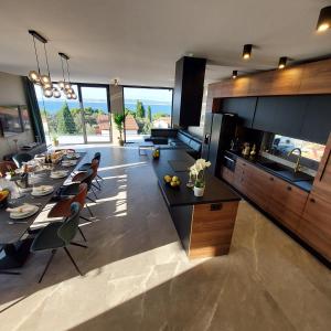 een keuken met een lange tafel en stoelen. bij Villa Supreme Pašman Zadar in Ždrelac