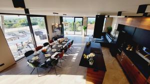 een eetkamer met een lange tafel en stoelen bij Villa Supreme Pašman Zadar in Ždrelac