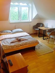 Łóżko lub łóżka w pokoju w obiekcie Zajazd u Hermanów