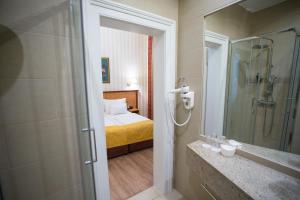 Koupelna v ubytování Pension Opera Suites I Self Check In