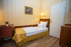 Postel nebo postele na pokoji v ubytování Pension Opera Suites I Self Check In