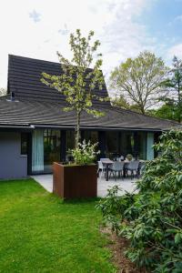 a house with a tree in the yard at Galerie Maison d'Art loft in Malden