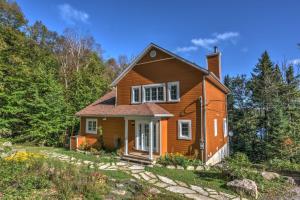 a small house in the middle of the woods at Eko Eau Bonheur in Saint Adolphe D'Howard