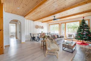 un soggiorno con un albero di Natale e un divano di Casa Olej Unforgettable getaway in Tremblant & SPA a Saint-Rémi-dʼAmherst Altre 44 foto