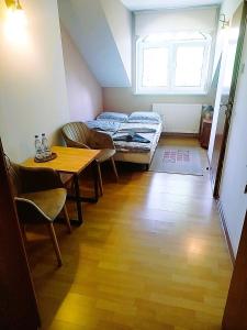 Łóżko lub łóżka w pokoju w obiekcie Zajazd u Hermanów