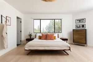 Modern Mosaics- Joshua Tree Chef Home On Hill Spa客房内的一张或多张床位