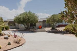 Modern Mosaics- Joshua Tree Chef Home On Hill Spa外面的花园