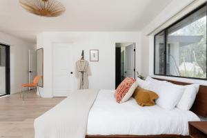 Modern Mosaics- Joshua Tree Chef Home On Hill Spa客房内的一张或多张床位