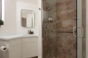 Modern Mosaics- Joshua Tree Chef Home On Hill Spa的一间浴室