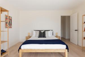 Modern Mosaics- Joshua Tree Chef Home On Hill Spa客房内的一张或多张床位
