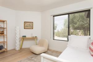 Modern Mosaics- Joshua Tree Chef Home On Hill Spa的休息区