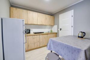 a kitchen with a table and a refrigerator at 3B Neu renoviert 3 Zi Whg 5 Betten 43,36m in Schwedt