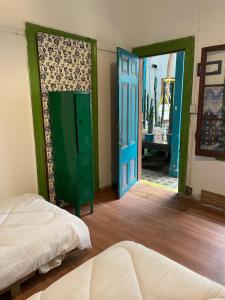 Postel nebo postele na pokoji v ubytování Art Hostel Casa Chaman