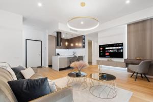 un soggiorno con un divano e un tavolo di Business Panorama Loft 5star Location, Queen Beds a Bucarest