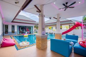 una casa con piscina e scivolo di Barbie Pool Villa Na Jomtien a Na Jomtien