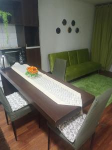 a table with a keyboard on it in a living room at Terminal Dpto Estación Central Equipado in Santiago +5 photos