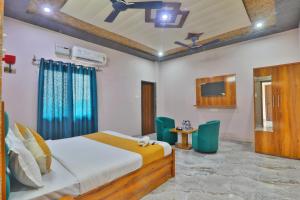 Rúm í herbergi á Hotel Ramayan Suites Ayodhya Free Pickup From Ayodhya Railway Station ಉಚಿತ ಪಿಕಪ್ ,ఉచిత పికప్ ,இலவச,பிக்அப்