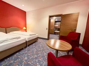 Un pat sau paturi într-o cameră la Prinzhotel Rothenburg +79 fotografii