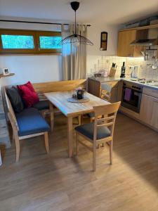 una cucina con tavolo e sedie in legno in una stanza di Karbergsuite Turrach a Turracher Hohe Altre 15 foto