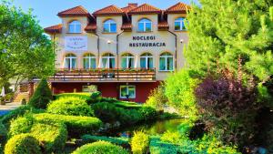 hotel z ogrodem przed budynkiem w obiekcie Zajazd u Hermanów w mieście Olsztyn