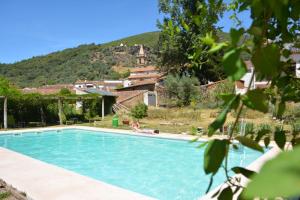Basen w obiekcie Hotel Posada San Marcos, Alájar lub w pobliżu