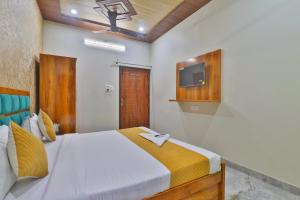 Rúm í herbergi á Hotel Ramayan Suites Ayodhya Free Pickup From Ayodhya Railway Station ಉಚಿತ ಪಿಕಪ್ ,ఉచిత పికప్ ,இலவச,பிக்அப்