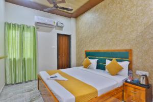 Rúm í herbergi á Hotel Ramayan Suites Ayodhya Free Pickup From Ayodhya Railway Station ಉಚಿತ ಪಿಕಪ್ ,ఉచిత పికప్ ,இலவச,பிக்அப்