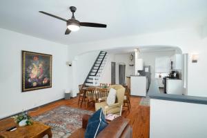 Posezení v ubytování Large Bi-level Apartment in Heart of Manayunk