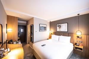 Llit o llits en una habitació de Crowne Plaza London - Gatwick Airport by IHG