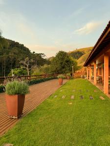 Ein Garten an der Unterkunft Pousada Shangri-lá