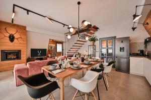 a dining room and living room with a table and chairs at Villa Dia Sunger in Sunger