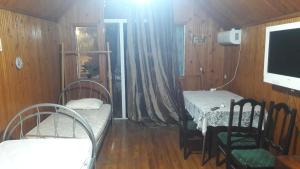 Camera piccola con tavolo e TV di Gostevoi dom Batumi. a Batumi