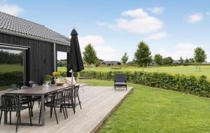 Um jardim no exterior de 3 Bedroom Beautiful Home In Haderslev