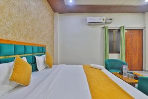 Rúm í herbergi á Hotel Ramayan Suites Ayodhya Free Pickup From Ayodhya Railway Station ಉಚಿತ ಪಿಕಪ್ ,ఉచిత పికప్ ,இலவச,பிக்அப்