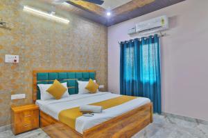 Rúm í herbergi á Hotel Ramayan Suites Ayodhya Free Pickup From Ayodhya Railway Station ಉಚಿತ ಪಿಕಪ್ ,ఉచిత పికప్ ,இலவச,பிக்அப்