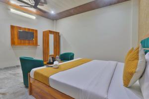 Rúm í herbergi á Hotel Ramayan Suites Ayodhya Free Pickup From Ayodhya Railway Station ಉಚಿತ ಪಿಕಪ್ ,ఉచిత పికప్ ,இலவச,பிக்அப்