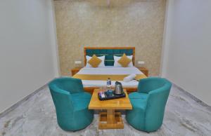 Rúm í herbergi á Hotel Ramayan Suites Ayodhya Free Pickup From Ayodhya Railway Station ಉಚಿತ ಪಿಕಪ್ ,ఉచిత పికప్ ,இலவச,பிக்அப்