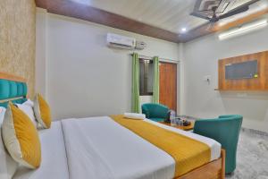 Rúm í herbergi á Hotel Ramayan Suites Ayodhya Free Pickup From Ayodhya Railway Station ಉಚಿತ ಪಿಕಪ್ ,ఉచిత పికప్ ,இலவச,பிக்அப்