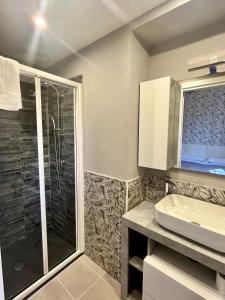 um banheiro com chuveiro e pia em B&B Dimora Emily em Palermo