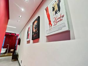 un corridoio con poster di film sul muro di Copan AC Spa Particular Romantico Artes a San Paolo