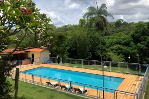 Kolam renang di atau dekat dengan Sitio com Piscina AQUECIDa e 5 quartos c/ suíte!