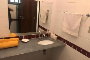 Bilik mandi di Sitio com Piscina AQUECIDa e 5 quartos c/ suíte!