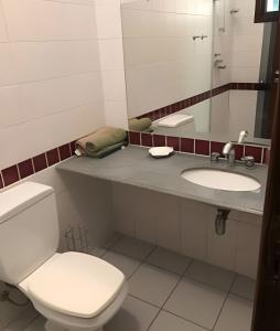 Bilik mandi di Sitio com Piscina AQUECIDa e 5 quartos c/ suíte!