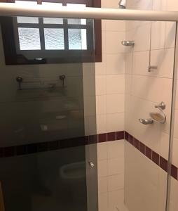 Bilik mandi di Sitio com Piscina AQUECIDa e 5 quartos c/ suíte!
