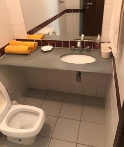 Bilik mandi di Sitio com Piscina AQUECIDa e 5 quartos c/ suíte!