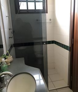 Bilik mandi di Sitio com Piscina AQUECIDa e 5 quartos c/ suíte!