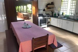 Dapur atau dapur kecil di Sitio com Piscina AQUECIDa e 5 quartos c/ suíte!