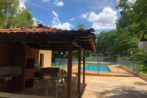 Kolam renang di atau dekat dengan Sitio com Piscina AQUECIDa e 5 quartos c/ suíte!