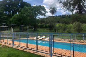 Kolam renang di atau dekat dengan Sitio com Piscina AQUECIDa e 5 quartos c/ suíte!